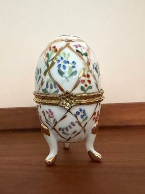 Formalities by Baum Bros Wildflower Lattice Porcelain Egg Trinket Box 10KT Gold